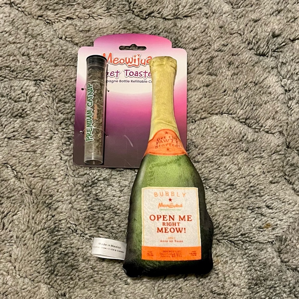 NWT Refillable Catnip Toy